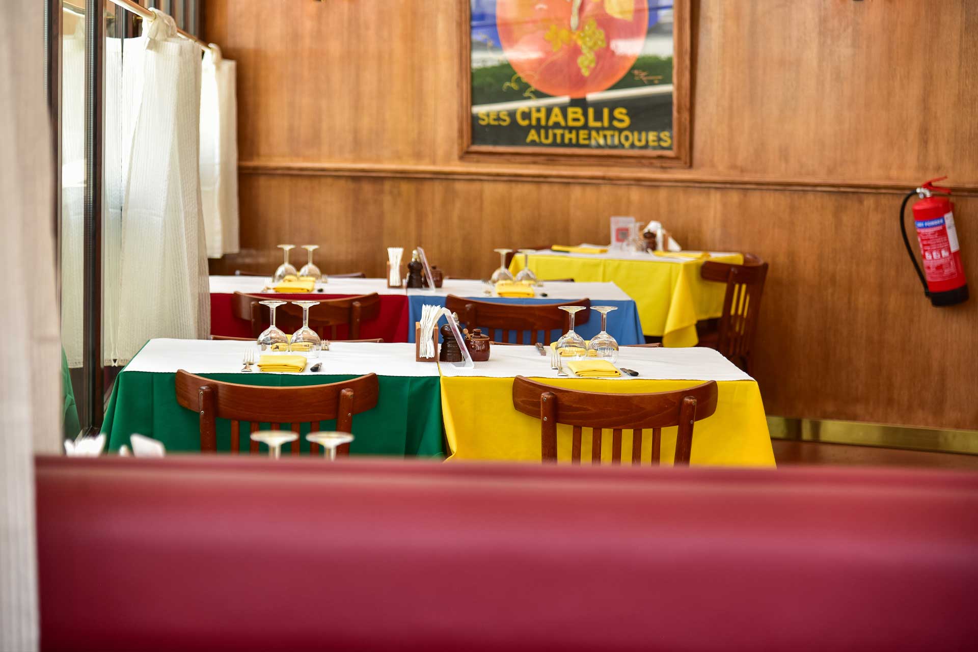 Interior ambiance of Le Relais de L'Entrecote  at The Pearl Qatar - Classic Parisian Bistrot Image 4